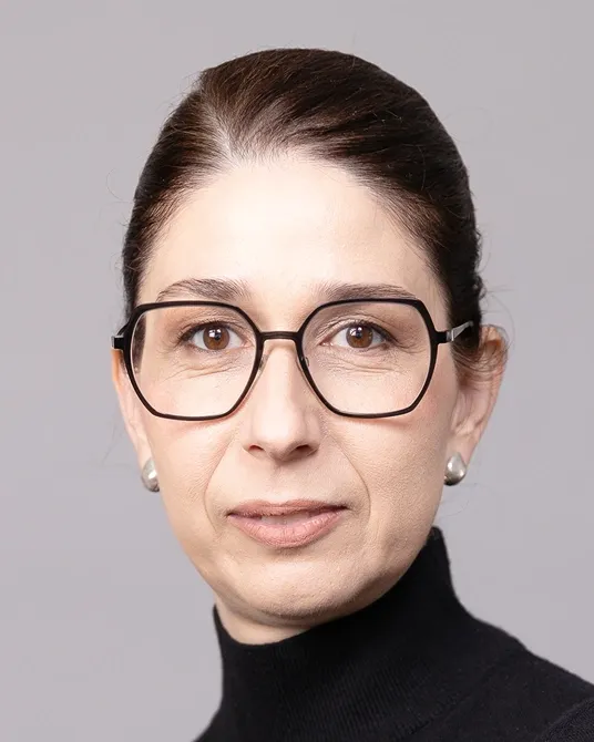 Portrait photo of Sandra Peter